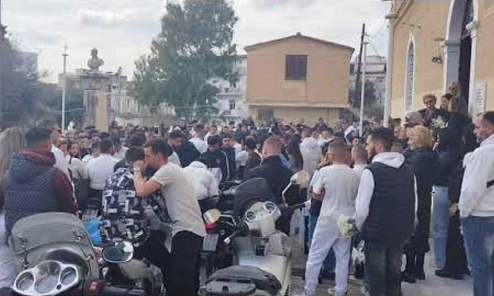 Πάτρα: Σπαρακτικές εικόνες από την κηδεία του 20χρονου που έχασε τη ζωή του σε τροχαίο με τον φίλο του (Βίντεο)